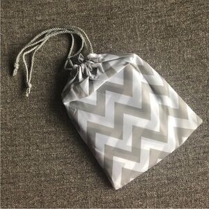 STUDENT LOUNGE White/Grey Chevron Laundry Bag